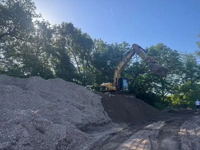 Bagr na haldě odtěženého štěrkopísku