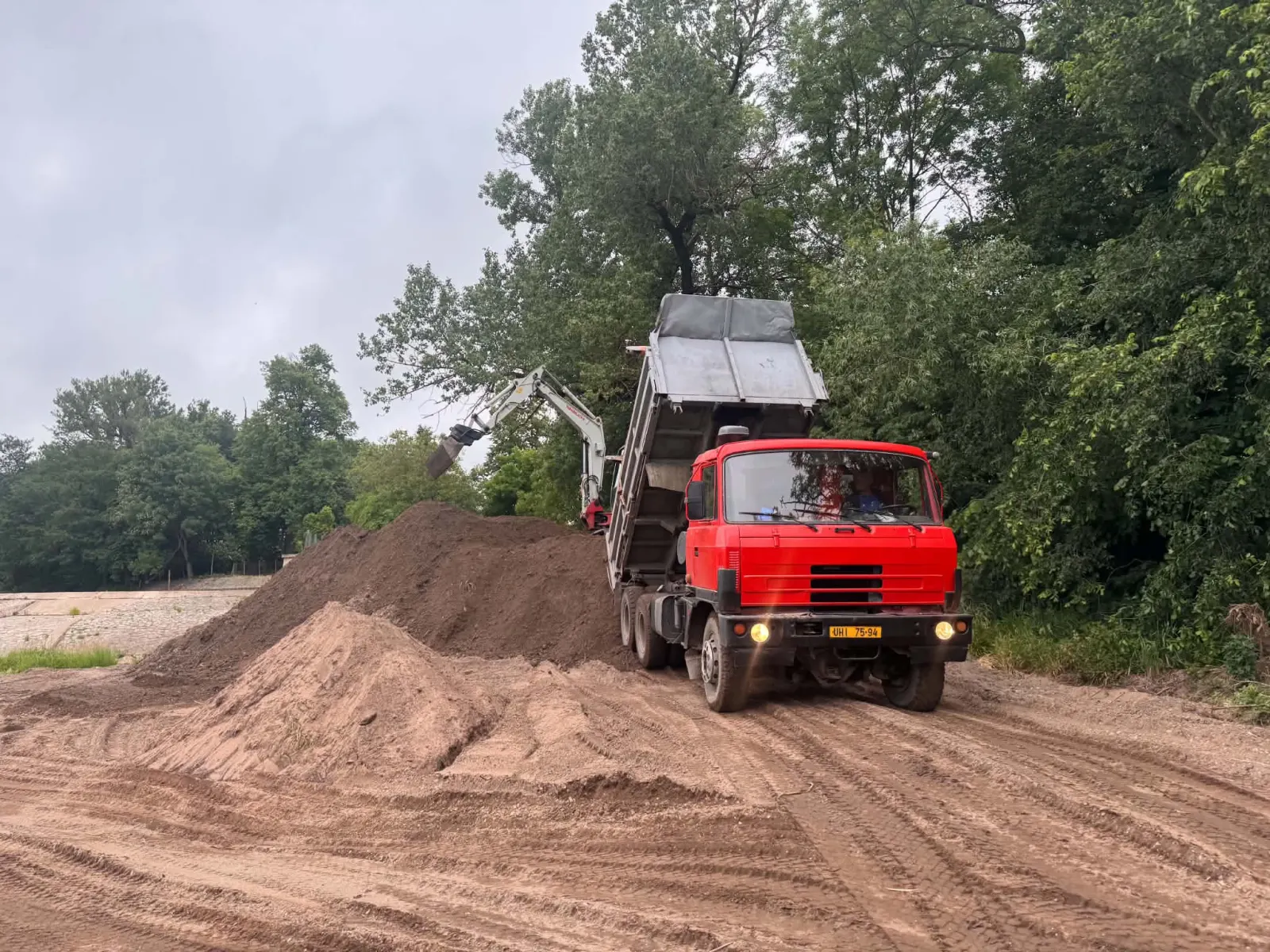 Odstranění povodňových nánosů z Labe — 5/10