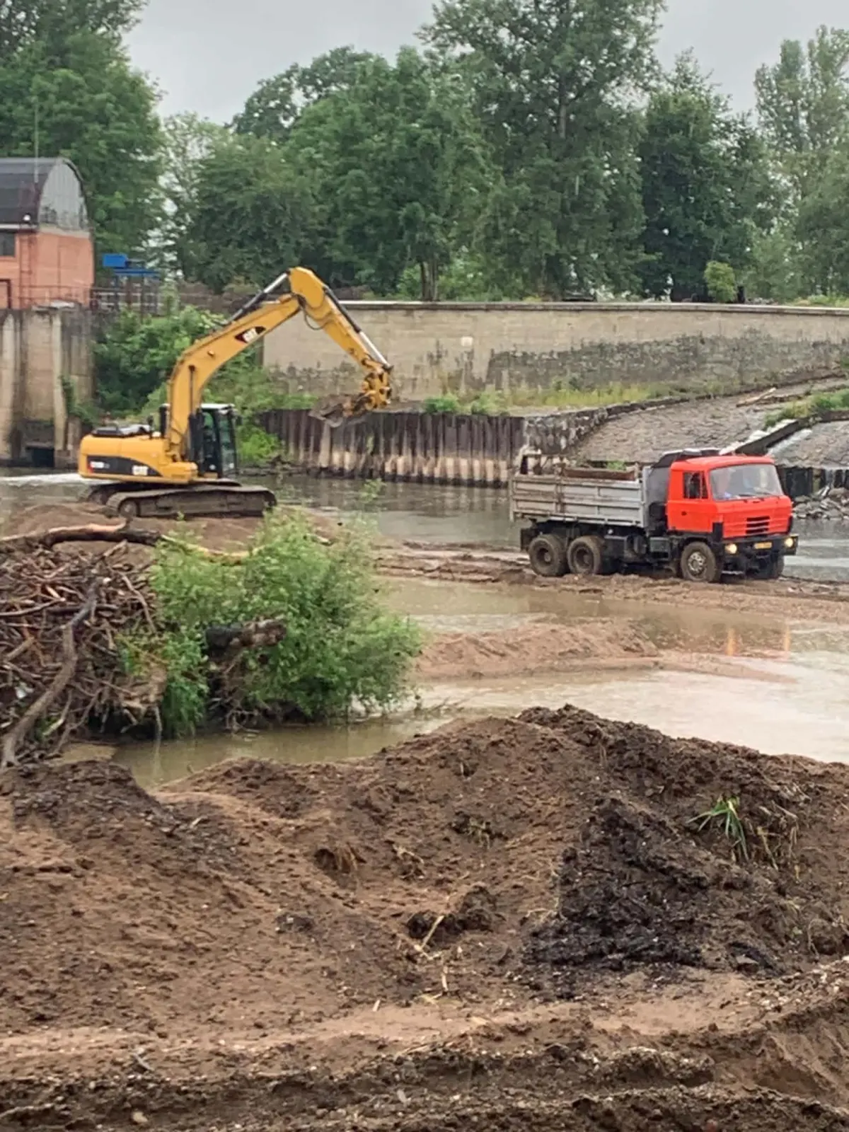 Odstranění povodňových nánosů z Labe — 8/10